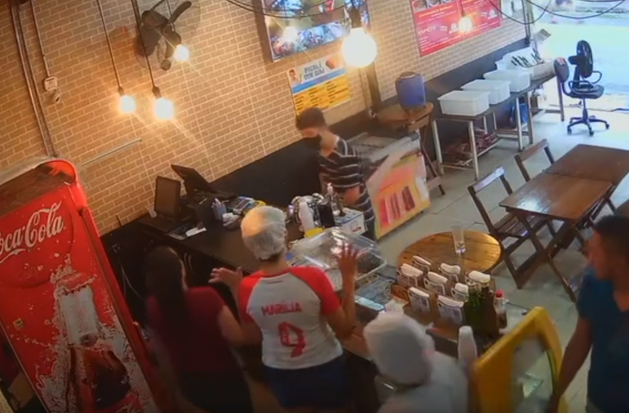 Assaltantes se passam por clientes em pizzaria de Manaus e fazem 12 reféns; vídeo