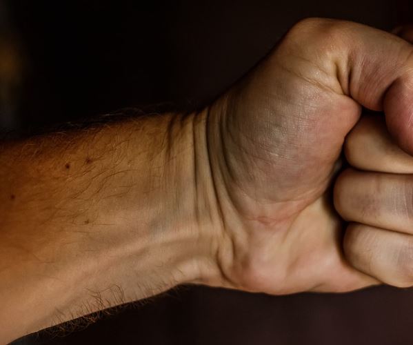 Homem é indenizado após médicos não perceberem vidro em seu punho