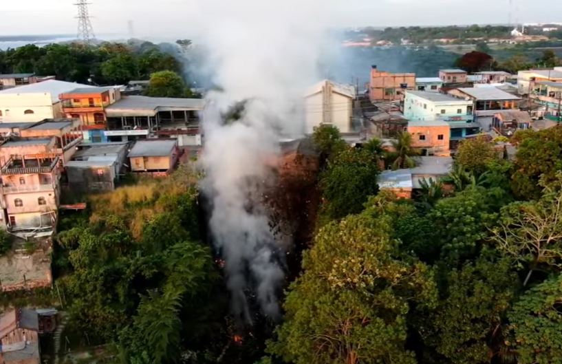 Moradores deixam casas às pressas durante incêndio que já dura 4 horas em Manaus 