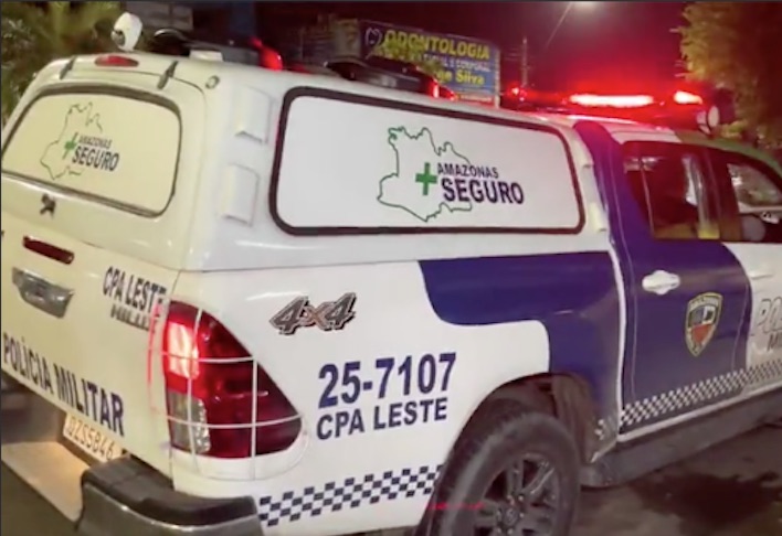 De muletas, suspeito de assaltar em posto de combustíveis é espancado em Manaus