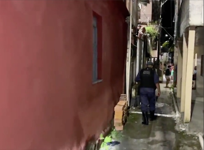 Homem é executado com 12 tiros após ser perseguido em beco de Manaus