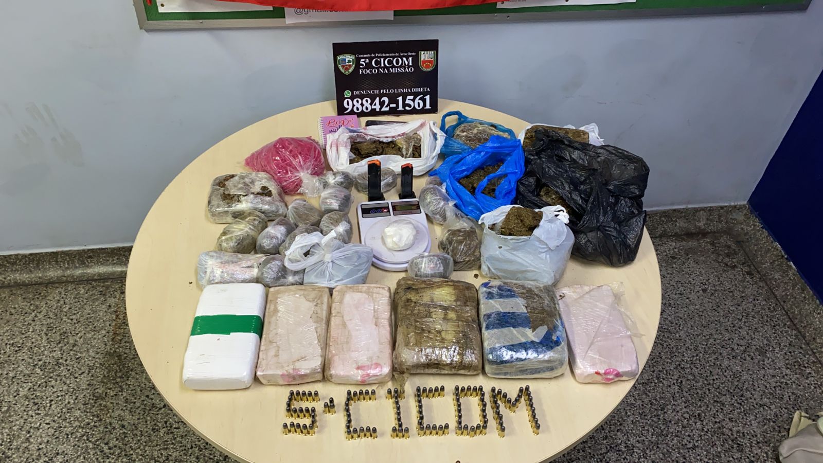 Mulher é presa com mais de cem munições e drogas em Manaus