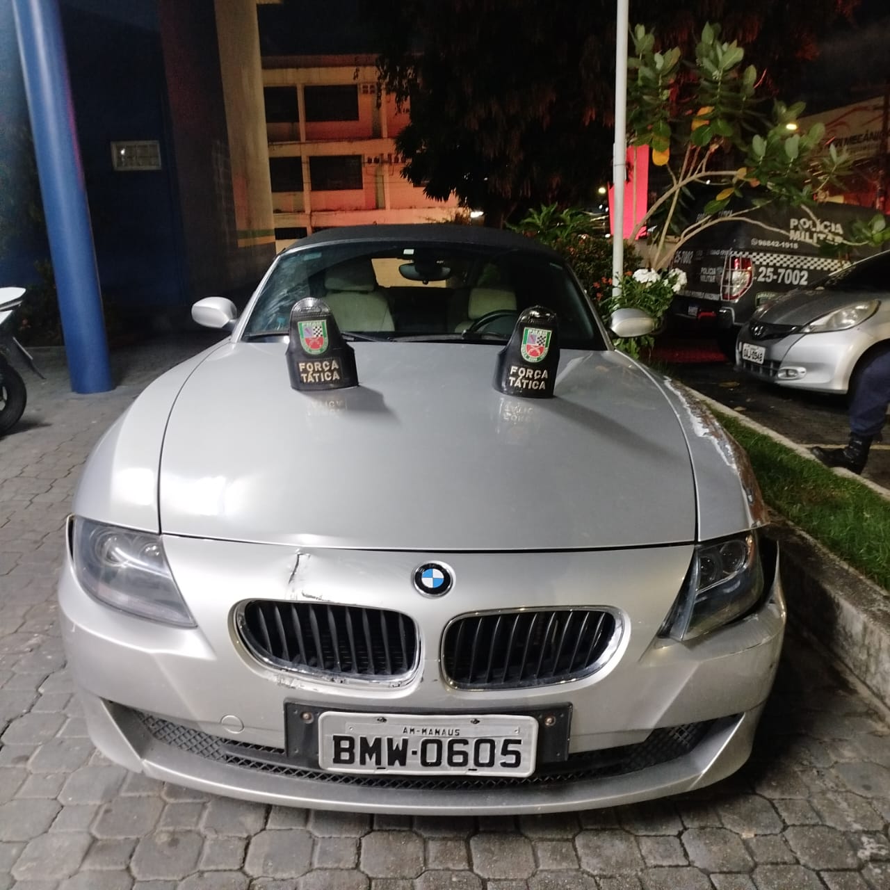Criminosos em BMW atiram contra polícia e causam acidente em Manaus