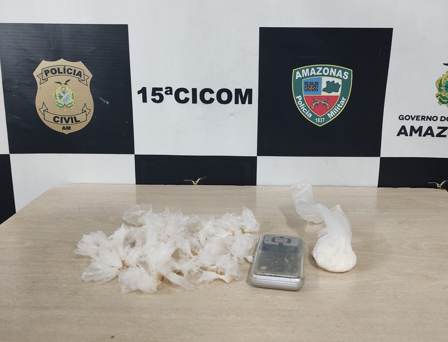 Suspeito de tráfico é preso após cair com sacola cheia de drogas ao correr da polícia em Manaus