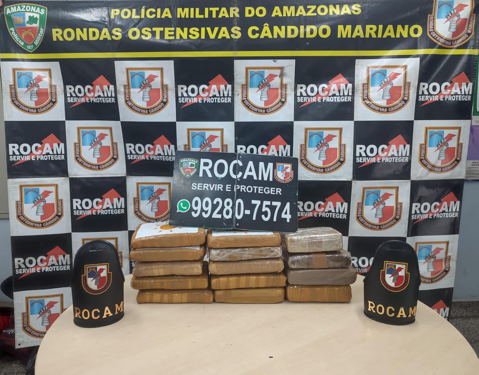 Cadela encontra 14 tabletes de drogas em embarcação em Manaus