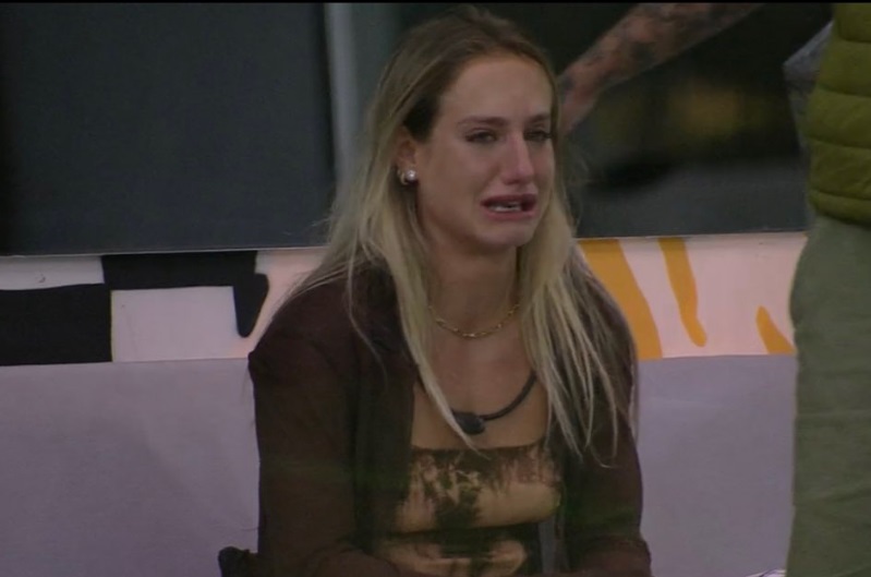 Bruna Griphao é consolada após eliminação de Gabriel no BBB23
