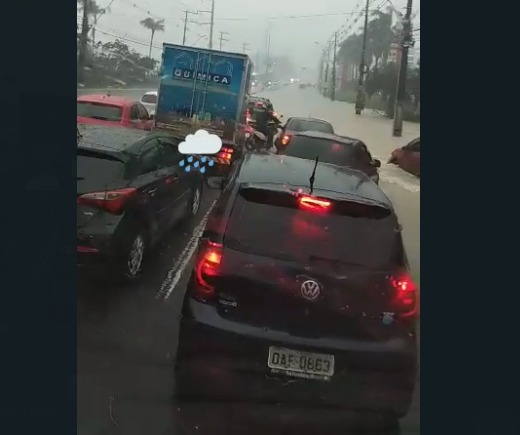 Avenida Torquato Tapajós vira rio durante forte chuva em Manaus; vídeo