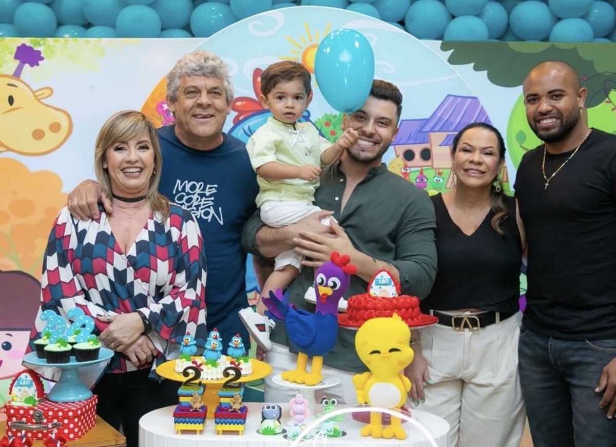 Mãe de Marília Mendonça posta foto com Murilo Huff e desabafa: 'peço respeito'