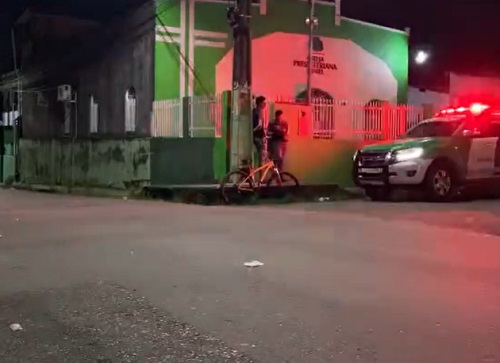 Homem faz mulher e filhos reféns dentro da própria casa em Manaus