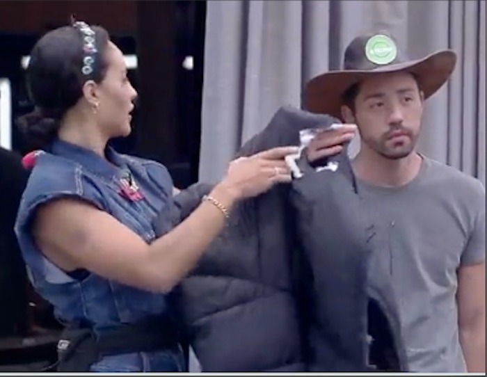 Após voltar da roça, Aline revela para Rico que Day rasgou jaqueta com faca