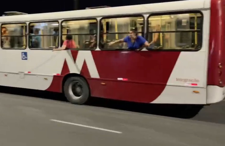 Passageiros gritam por socorro durante assalto ao ônibus da linha 442 em Manaus
