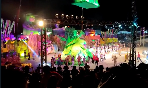 Vídeo mostra desespero do público ao ver alegoria despencar durante Festival de Cirandas de Manacapuru