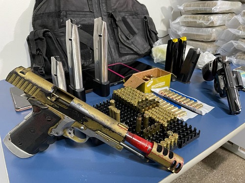 Suspeitos de roubos a casas usam próprios filhos como reféns e trocam tiros com a polícia em Manaus