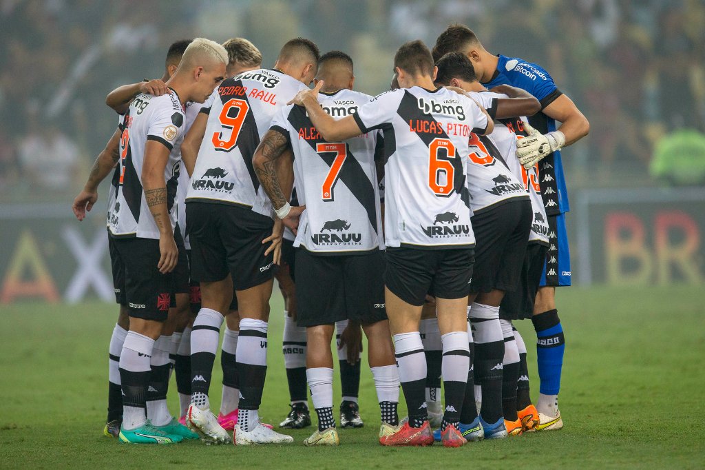 Torcedores do Vasco jogam bombas em São Januário após goleada do Flamengo