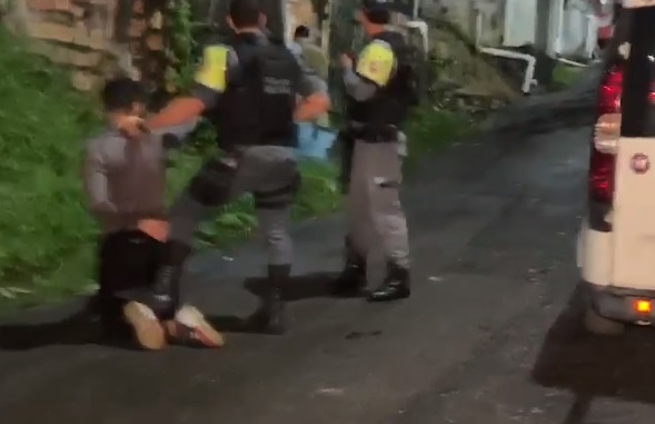 Grupo é preso após roubar e amarrar motorista de app em área de mata em Manaus