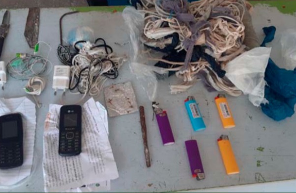 Após denúncia, polícia apreende facas, cordas e celulares em cadeia no Amazonas