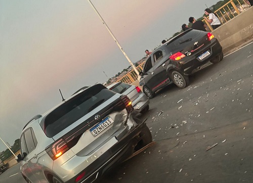 Motorista fica ferido após perder controle e bater em carro na Ponte Rio Negro