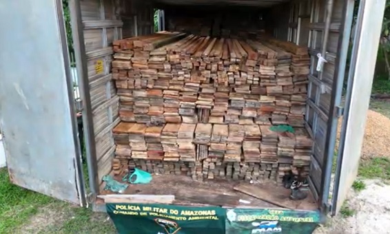Motorista de caminhão é multado em mais de R$ 7,5 mil ao transportar madeira ilegal na AM-070
