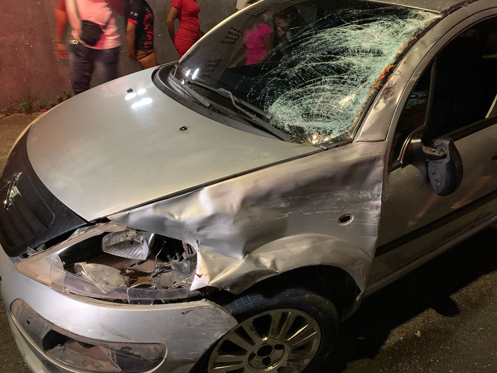 Irmão morre e outro fica ferido após atropelar casal e bater em carro no Colônia Terra Nova