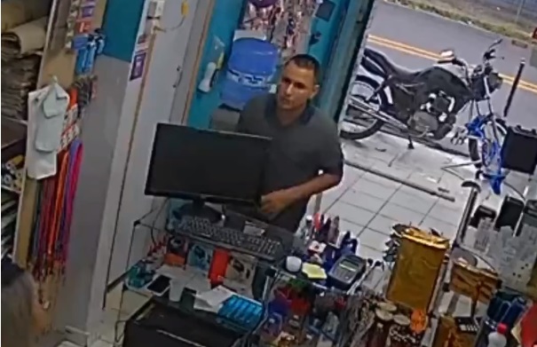 Suspeito finge ser cliente e assalta papelaria em Manaus; veja vídeo