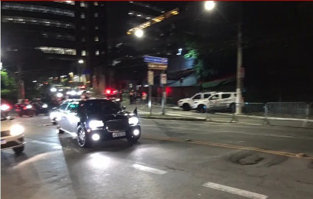 Corpo de Pelé deixa hospital e segue para Vila Belmiro, onde será velado