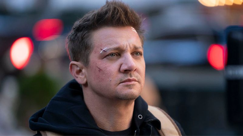 Jeremy Renner, de 'Gavião Arqueiro', passa por cirurgia após acidente em máquina de limpar neve