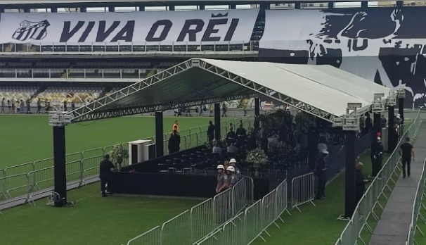 Filha de Pelé manda mensagem a Neymar após velório do 'Rei do Futebol'