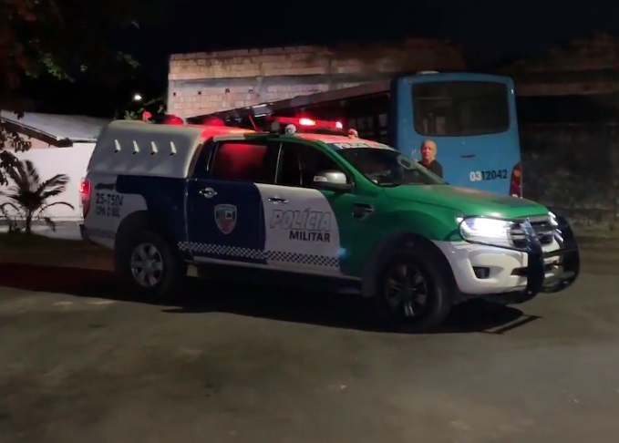 Criminoso toca o terror ao assaltar ônibus e moradores de conjunto em Manaus
