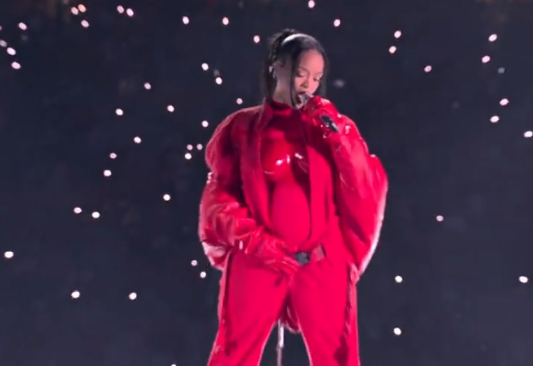 Rihanna volta grávida aos palcos com show triunfal no Super Bowl; vídeo