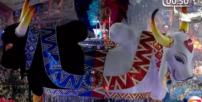 Garantido e Caprichoso flutuam durante desfile da Vila Isabel na Sapucaí; vídeo