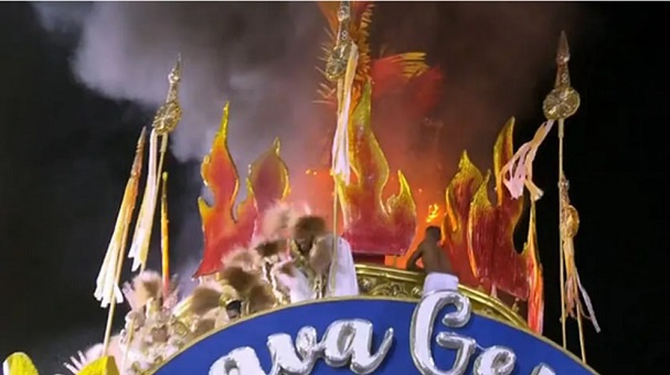 Carro alegórico da Beija-Flor pega fogo antes de entrar na Sapucaí