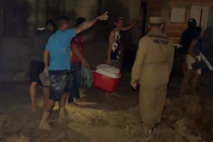 Bombeiros fazem buscas por sobreviventes após deslizamento de barranco em Manaus