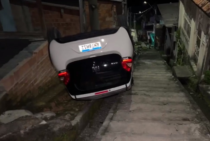 Motorista foge após carro capotar e parar em escadaria de Manaus