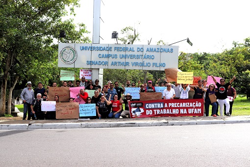 Manifestantes reivindicam abastecimento de água, energia e segurança na Ufam