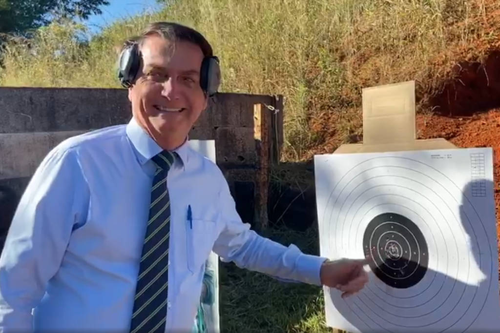 Relatório aponta compra de munição por menores e até por mortos na gestão de Bolsonaro