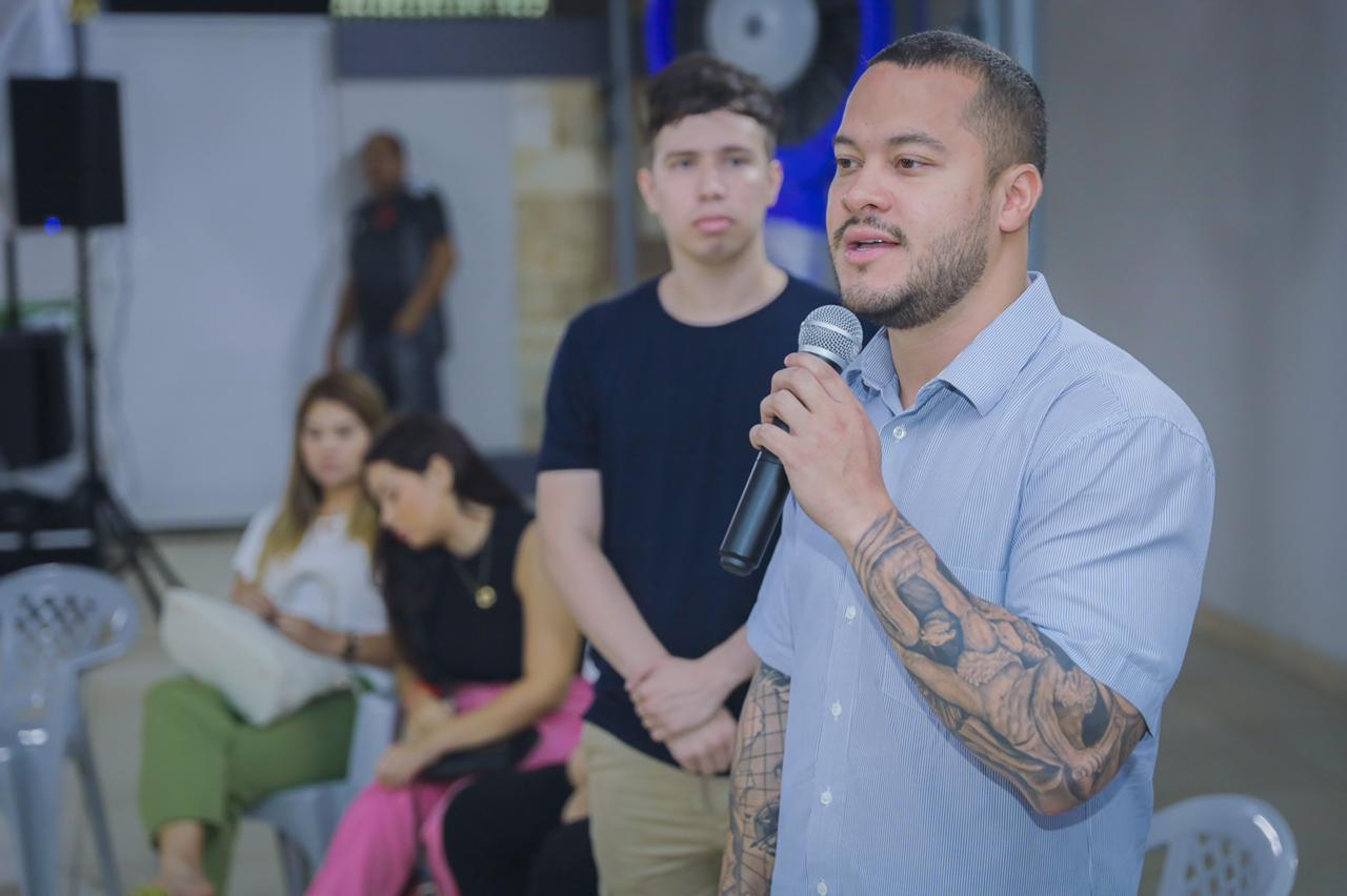Adail Filho debate sobre educação e empreendedorismo com estudantes 