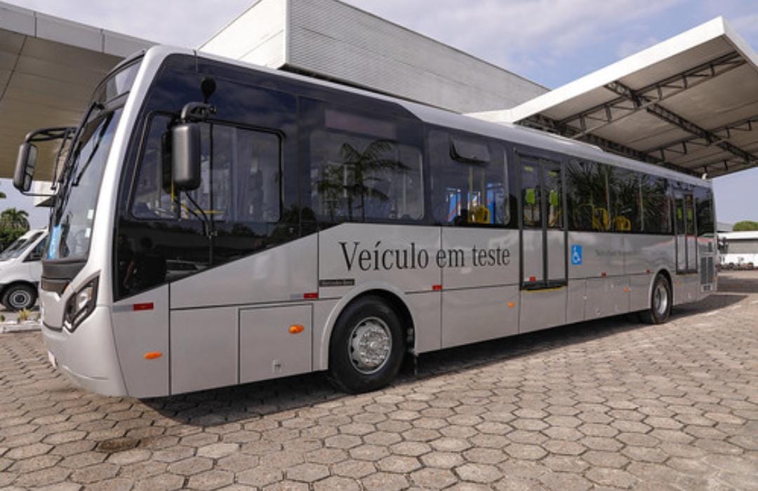 Prefeito e governador assinam convênio para compra de ônibus elétricos para Manaus