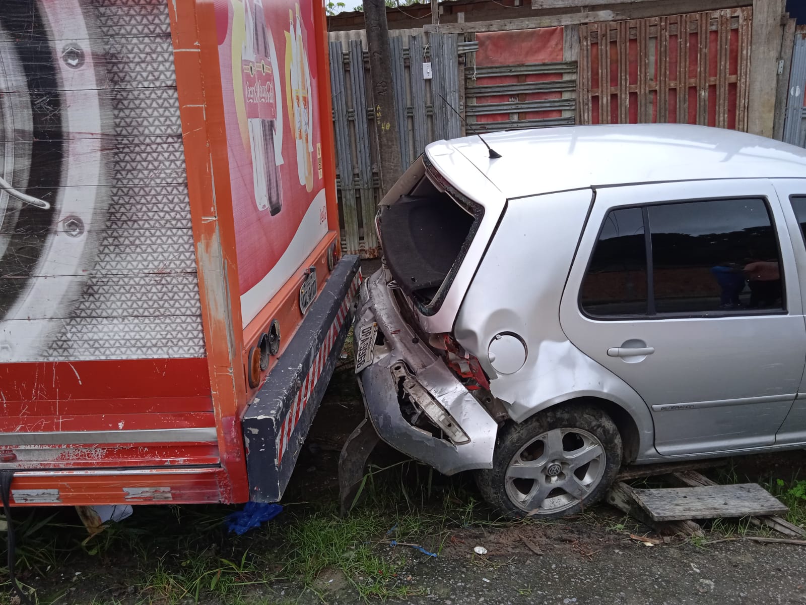 Caminhão da Coca-Cola perde controle e destrói carros e muro em Manaus, vídeo