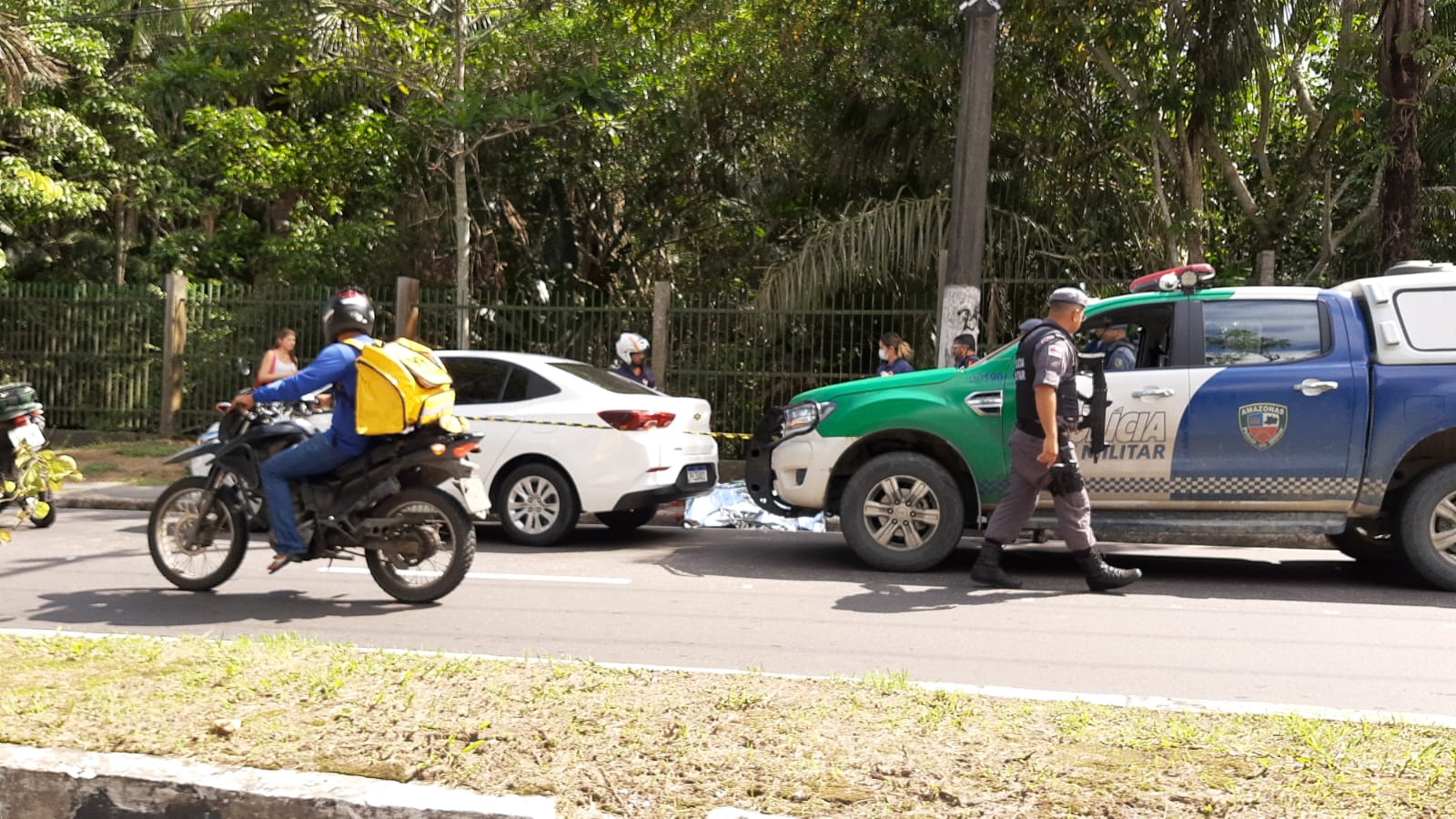 Homem é executado a tiros dentro de carro em avenida de Manaus; vídeo