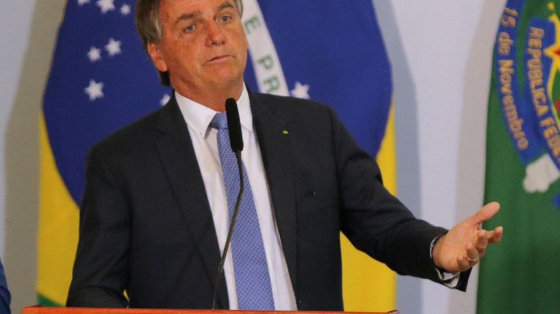 Bolsonaro se atrapalha ao tentar defender Daniel Silveira: 'temos um chefe do Executivo que mente'