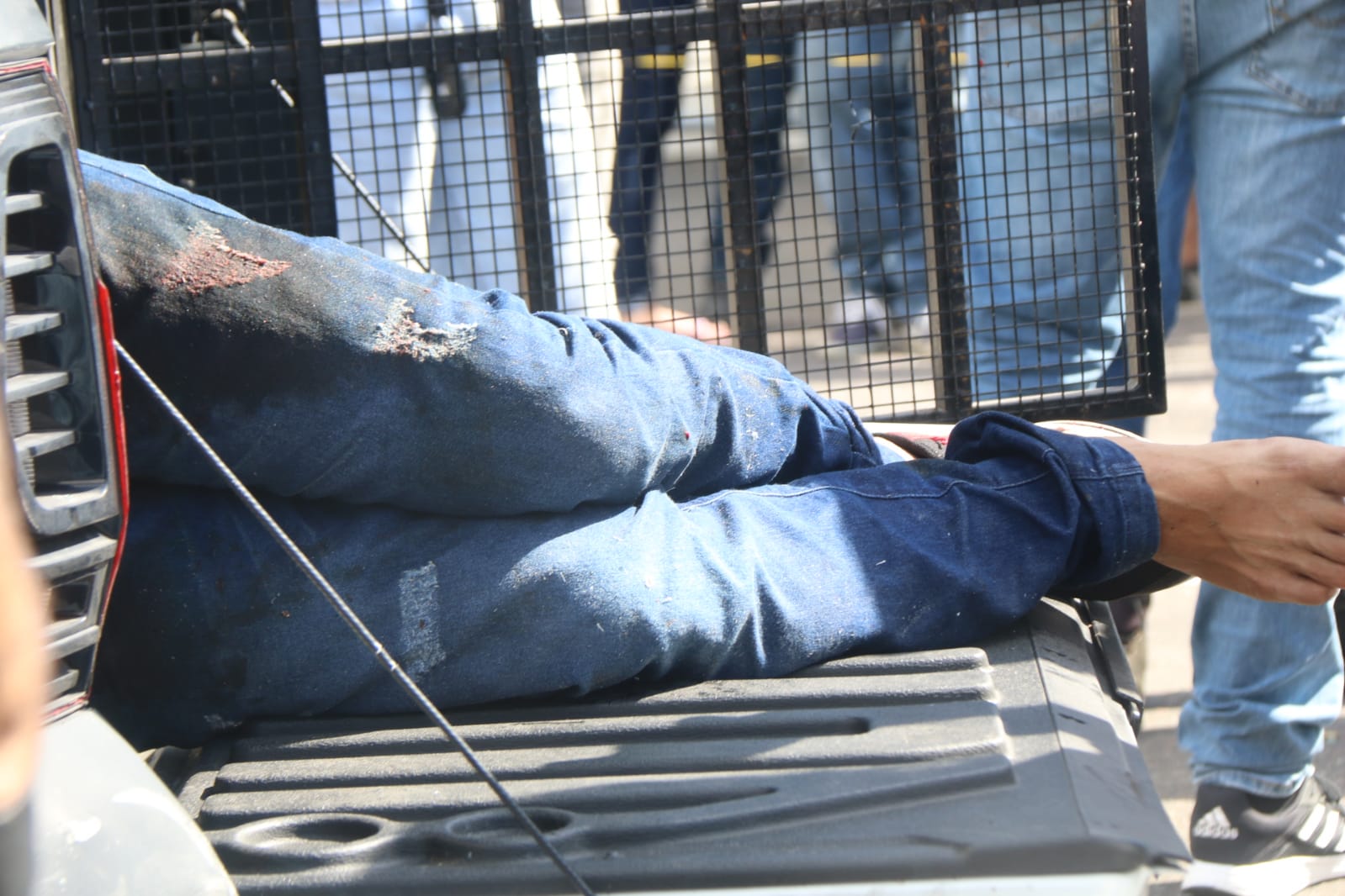 Preso que estava em viatura fuzilada sobrevive a ataque em Manaus; Vídeo