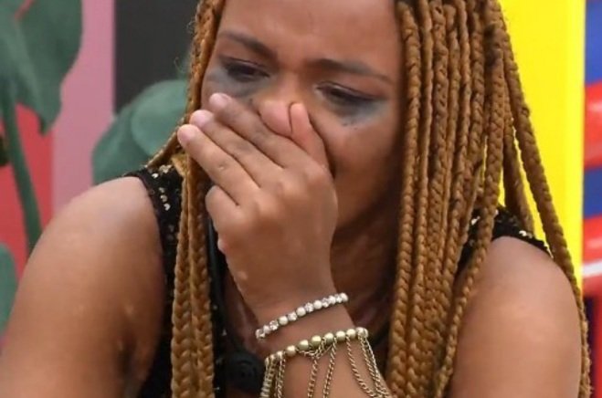 Natália chora e ameaça desistir do BBB22 após flagrar beijo de Eslo e Lucas; vídeo