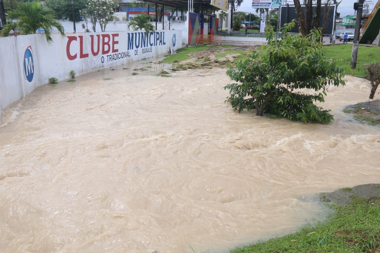 Clube Municipal fica alagado durante temporal em Manaus; vídeo