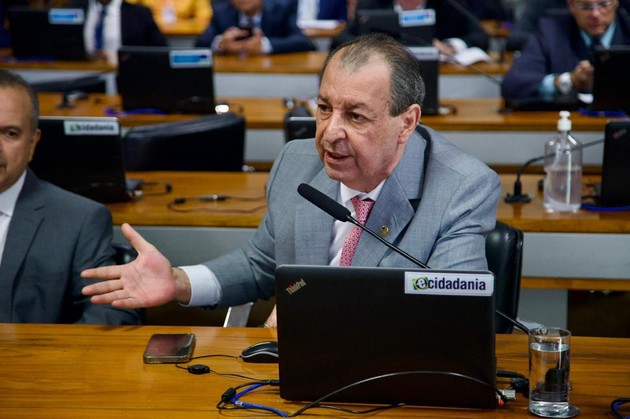 Gaúchos afetados por enchentes poderão ser beneficiados com proposta de Omar Aziz