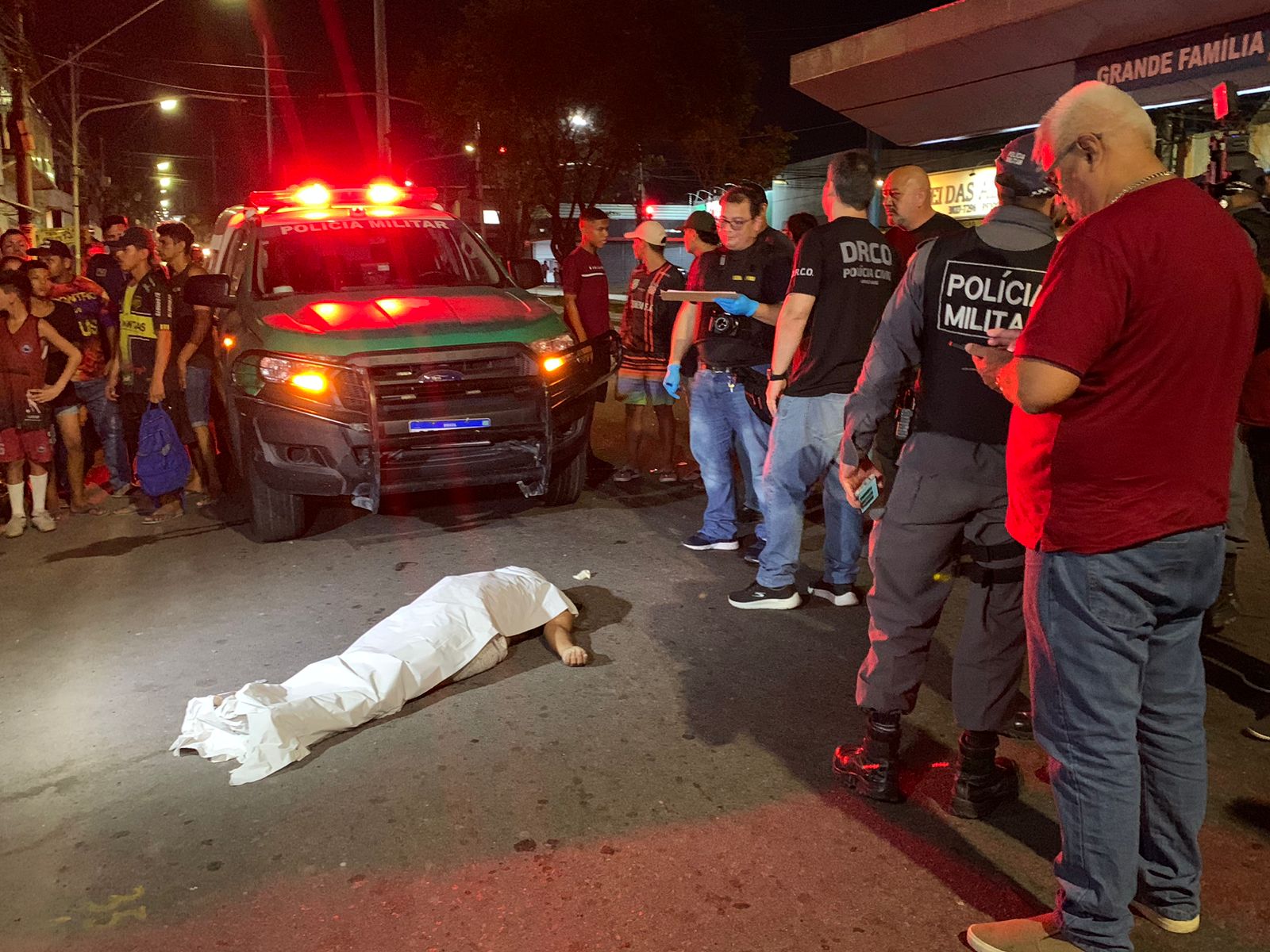 Motorista fura sinal vermelho e mata mulher atropelada na Avenida Autaz Mirim