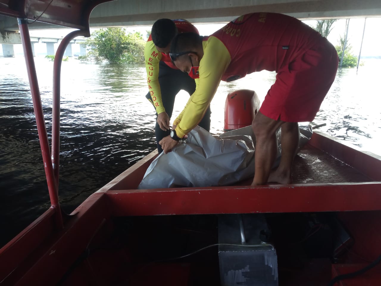 Jovem vai nadar no Rio Negro após corrida e morre afogado no Amazonas