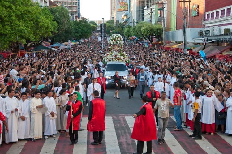 Igreja Católica celebra Corpus Christi com missa e procissão em Manaus