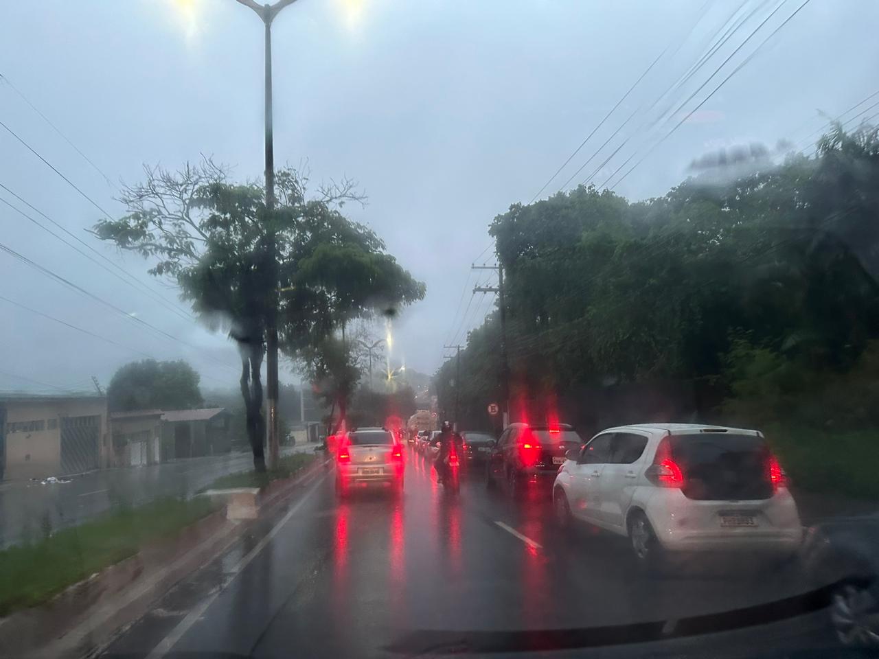 Manaus amanhece sob forte chuva após Inmet emitir alerta de temporais violentos