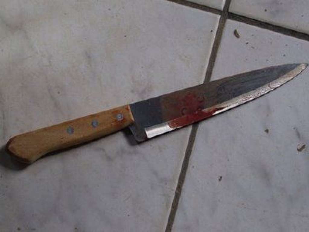 Após apanhar com varão de cortina, mulher mata marido com facada no pescoço