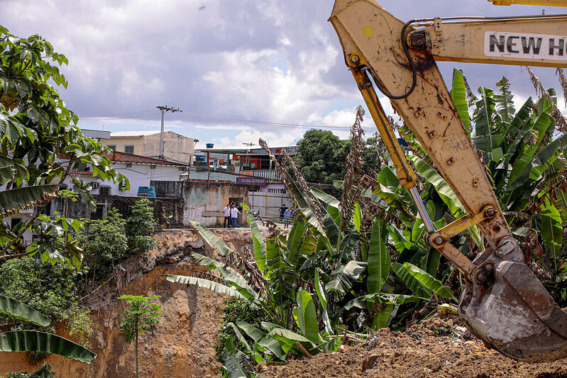 Obra de contenção de erosão é iniciada após casa desabar em Manaus